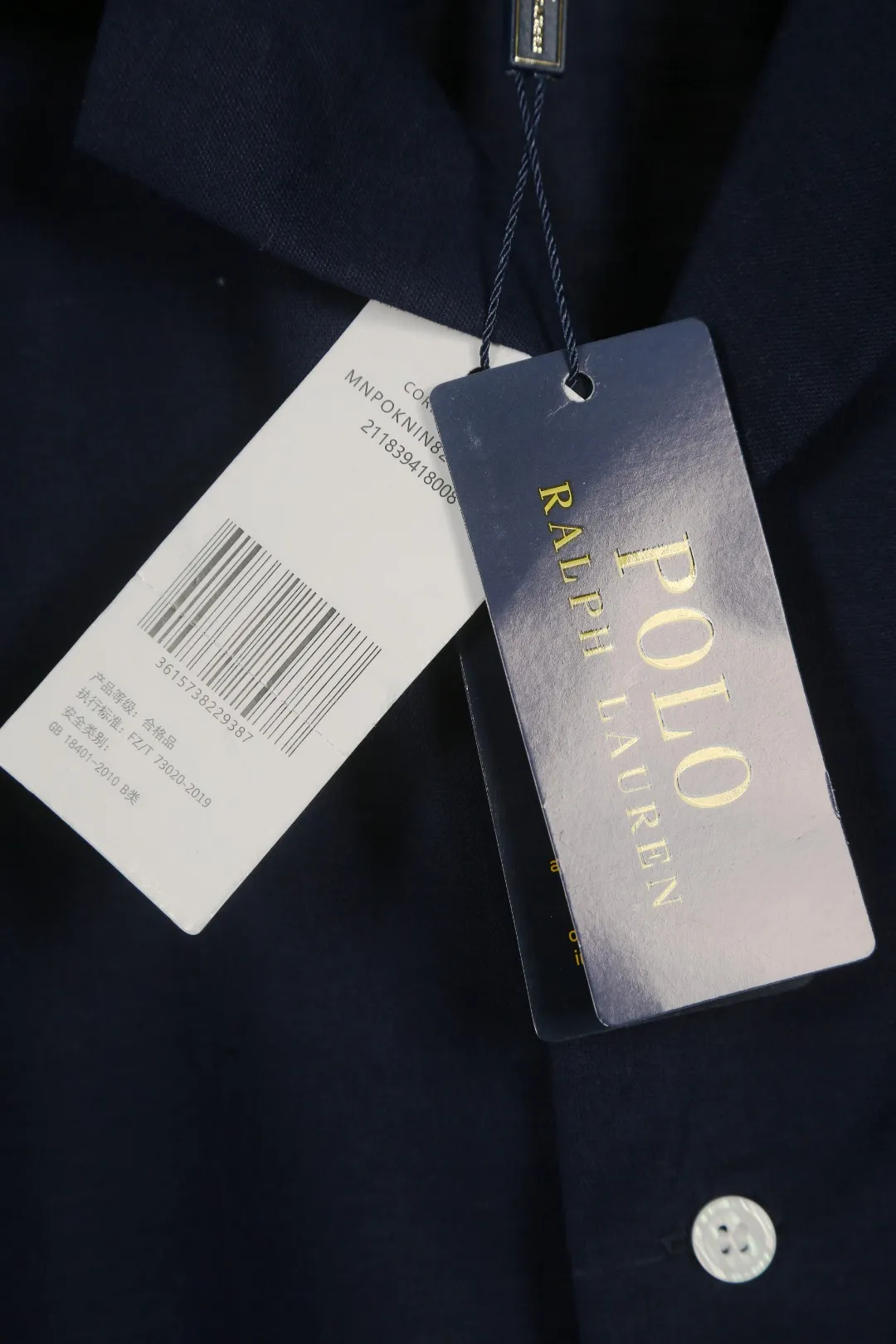P230 Actual photo [High-end quality] Style number: 25055# Color: Navy blue/off-white/ice blue/light pink/chicken yellow/khaki Size: S to XL - Ralph Lauren/Ralph Lauren 25SS Summer popular high-quality old money style Cuban collar pocket style short-sleeved linen couple shirt - ingeniously restored 95% cotton blended bamboo linen, pre-washed, tight and soft texture ✅ - 100% restored workmanship Complete professional shirt with embedded clips in bifurcated sleeves, top button earrings ✅ - Custom dyed original pearlescent white buttons with different sizes ✅ - Special shaped chiffon foil inside the collar door tube, which is not easy to deform and pull ✅ - Ralph Lauren/linen pocket style short-sleeved shirt. It is different from the classic style and has a niche style. It perfectly combines comfort and high-end. An indispensable piece in summer. It is both cool and textured. It is the king of ins style with every snap. It can be used for commuting and vacationing. There’s no pressure to switch between different styles, and the classics never go out of style.